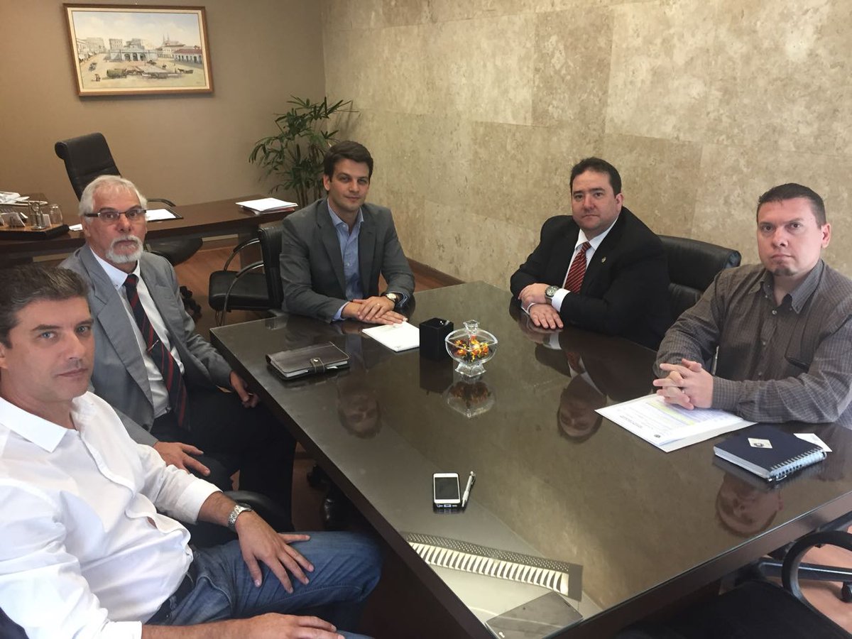 pcientificapr's tweet photo. Polícia Científica discute projetos de pavimentação para o entorno de nova sede - https://t.co/7aV9ifk9CD https://t.co/zDM8n6Pchl