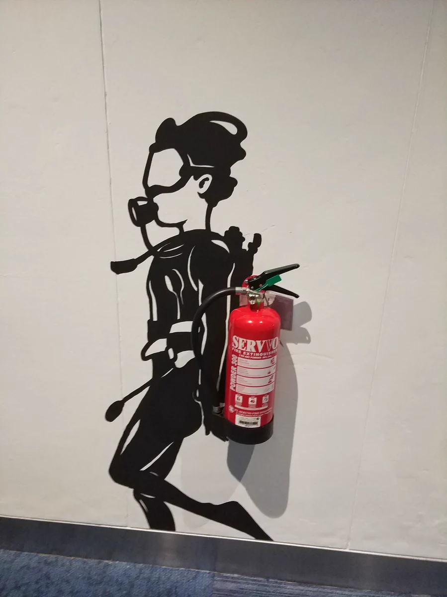 センスが光る！インドネシアにある空港の消火器置き場が素晴らしいｗｗｗ