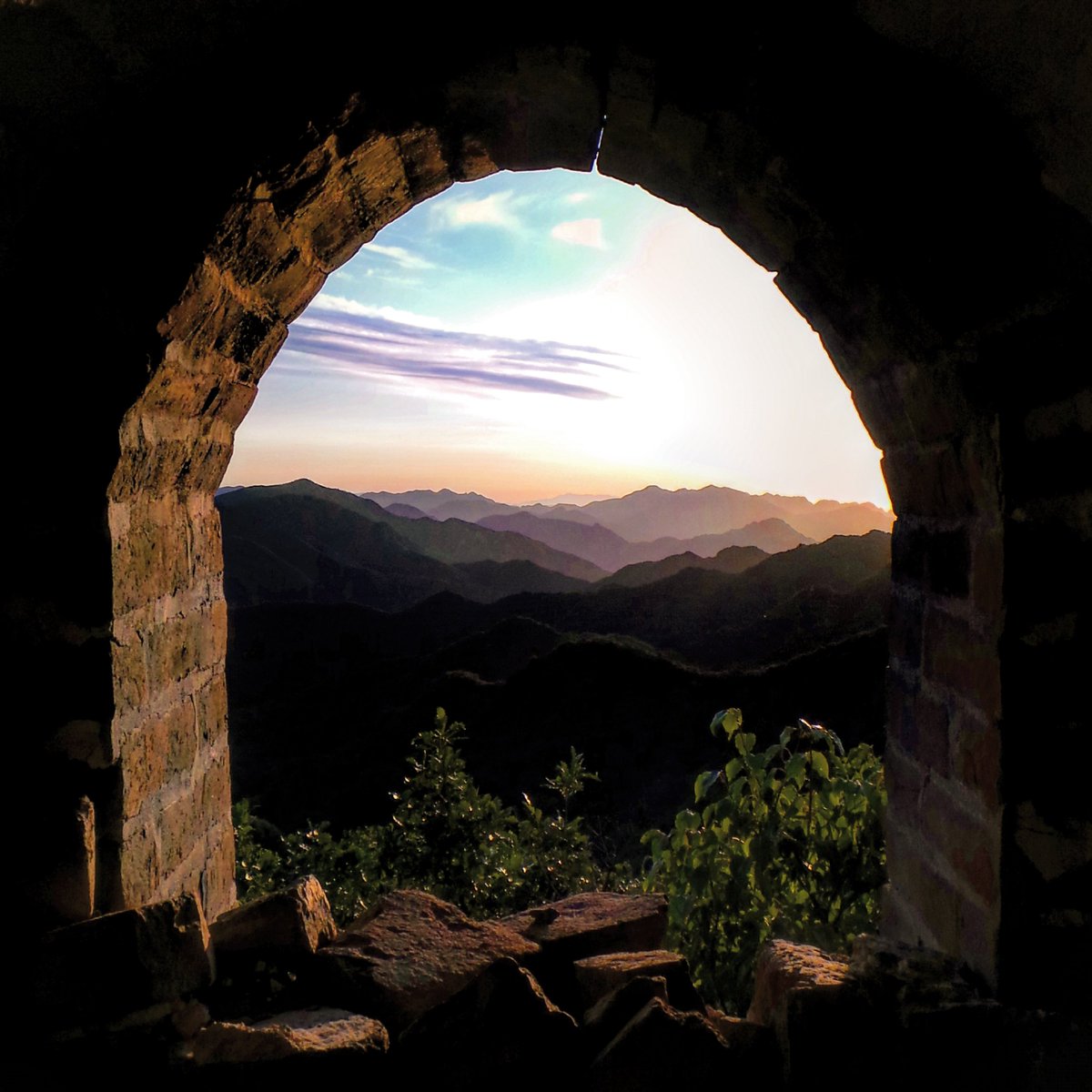 Snappy_Tappy's tweet photo. Day 13 - #sunset on the #GreatWallofChina. #beijing #goldenhour #landmark #wonderoftheworld #china #travel @STATravel_UK @theDragonTrip https://t.co/LU45ucCLSb