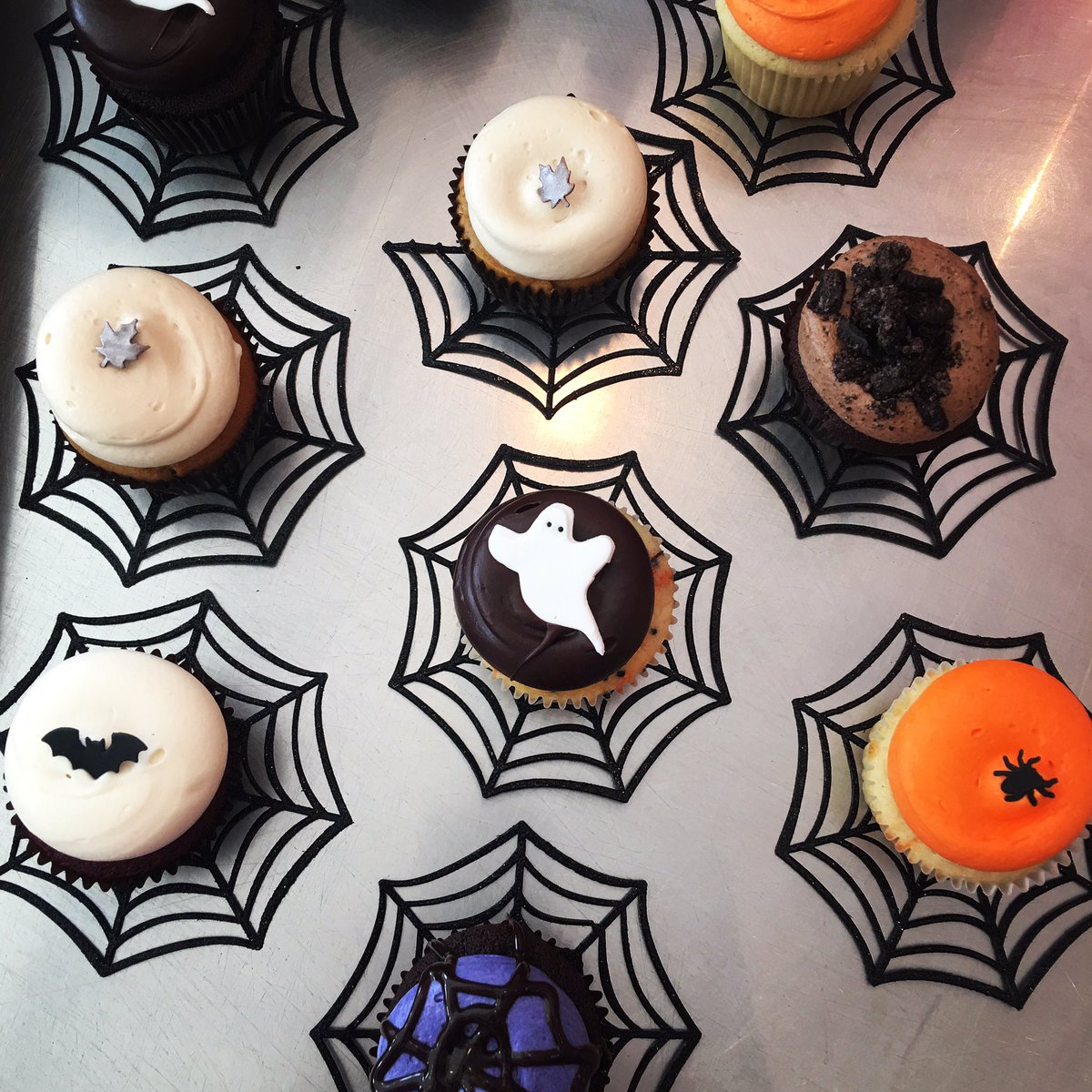 GTownCupcake's tweet photo. 🎃👻🦇🕸🕷🖤 TGIF! https://t.co/0ek7wsHxE8