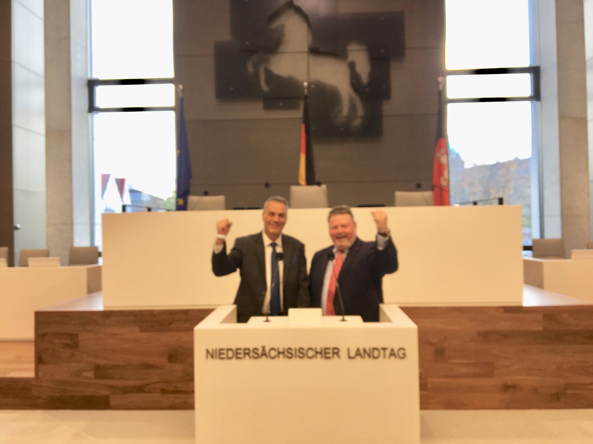 hujahn's tweet photo. Einweihung des neuen Plenarsaals - Rolands letzter und mein erster Auftritt im Parlament. https://t.co/3tqPSMcVut