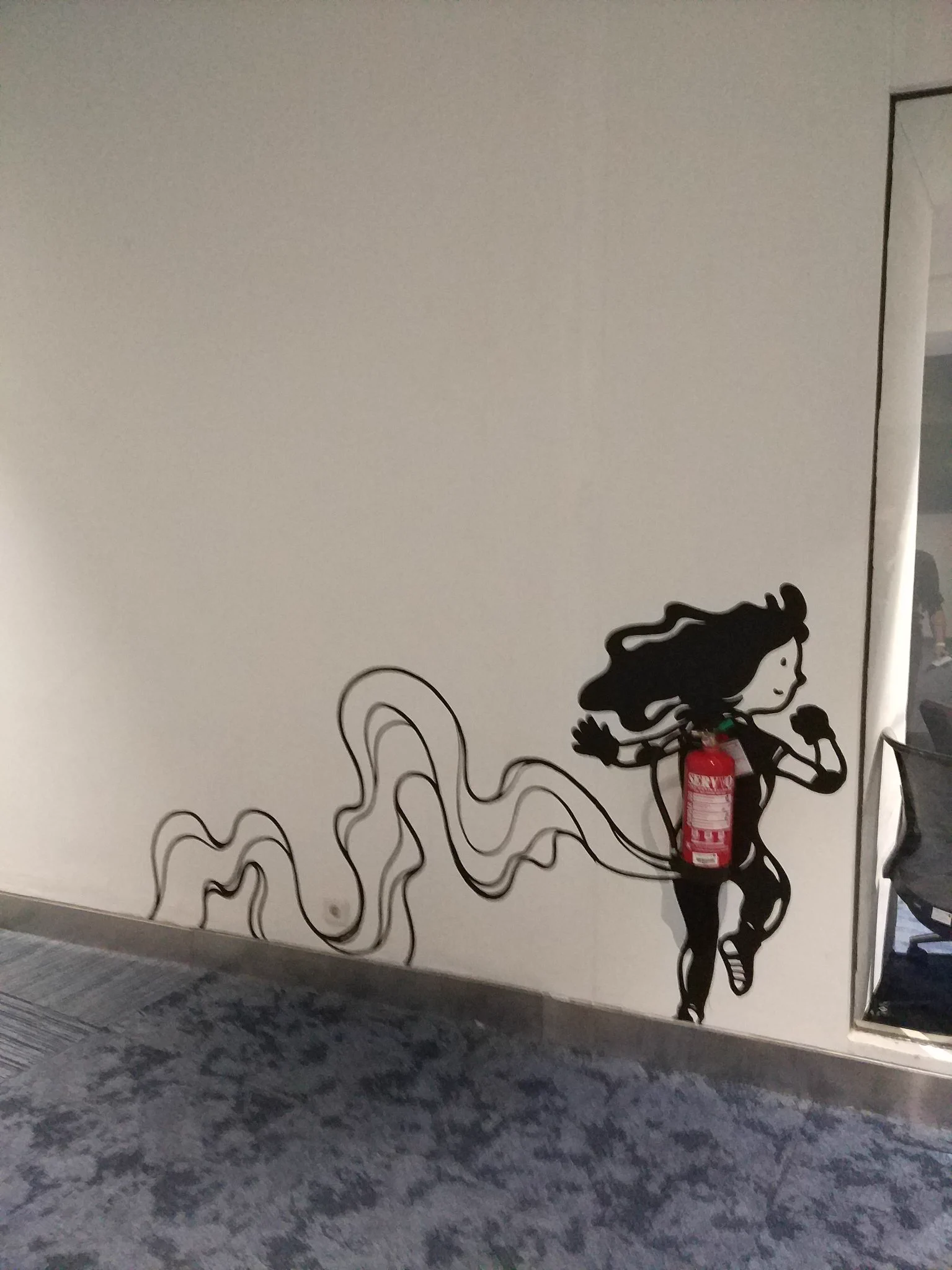 センスが光る！インドネシアにある空港の消火器置き場が素晴らしいｗｗｗ