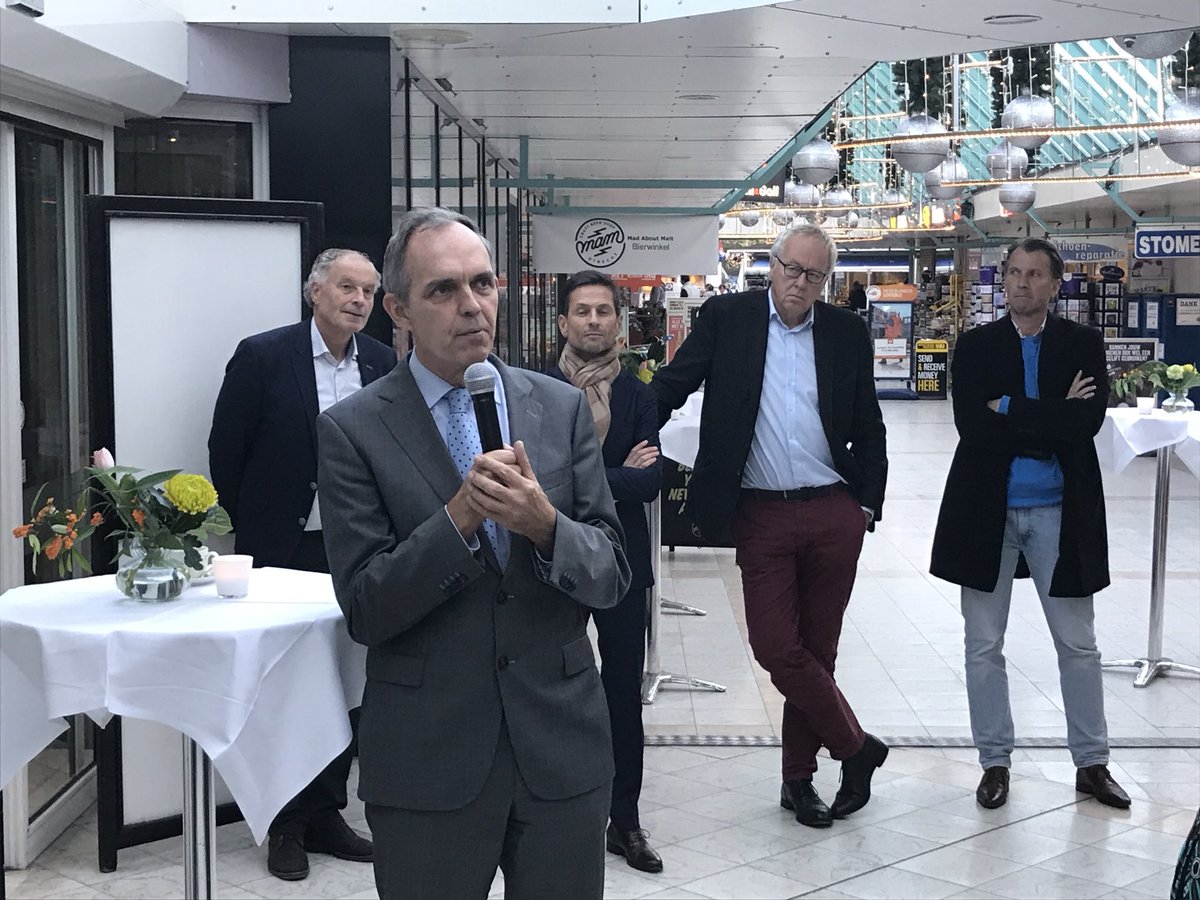 Druk en gezellig bij startbouw activiteit van De Gaard. Wethouder Jansen plaatst eerste element duiker.