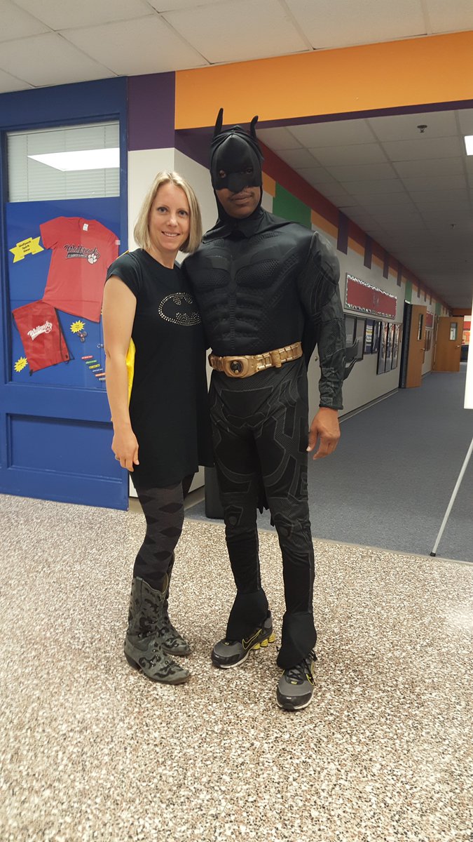 Batman and Batwoman say NO to drugs! #prideinside1718