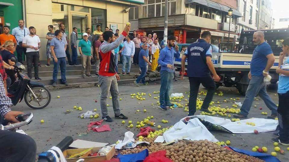 Alien00902294's tweet photo. Son dakika binlerce yoksulun olduğu ülkemizde ahlaksız zabıta terörü yine ortaya çıktı https://t.co/N681tfilFg