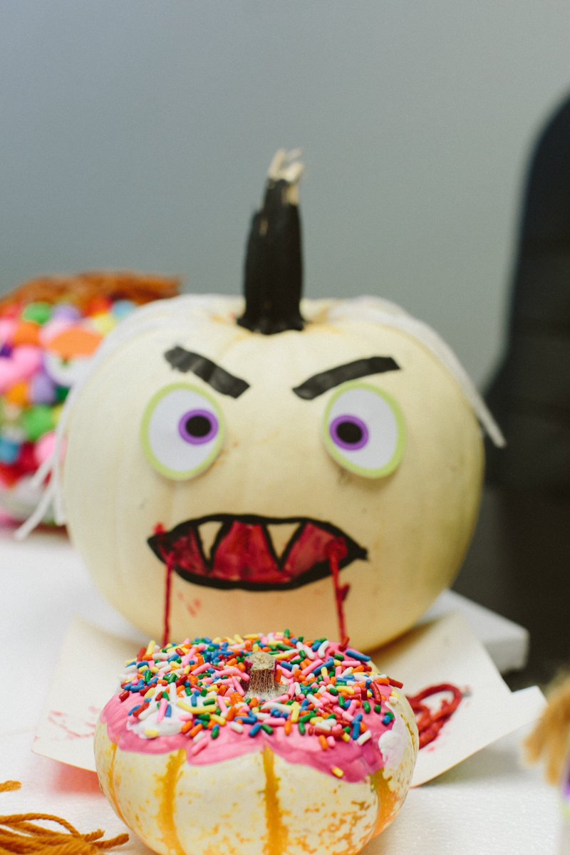 NoiTran's tweet photo. It's Friday!!! #FranklinStAtl got crafty decorating pumpkins! What's your wkend plans? @FranklinST_llc  #workhardplayhard #workculture https://t.co/p5p32o2SSh