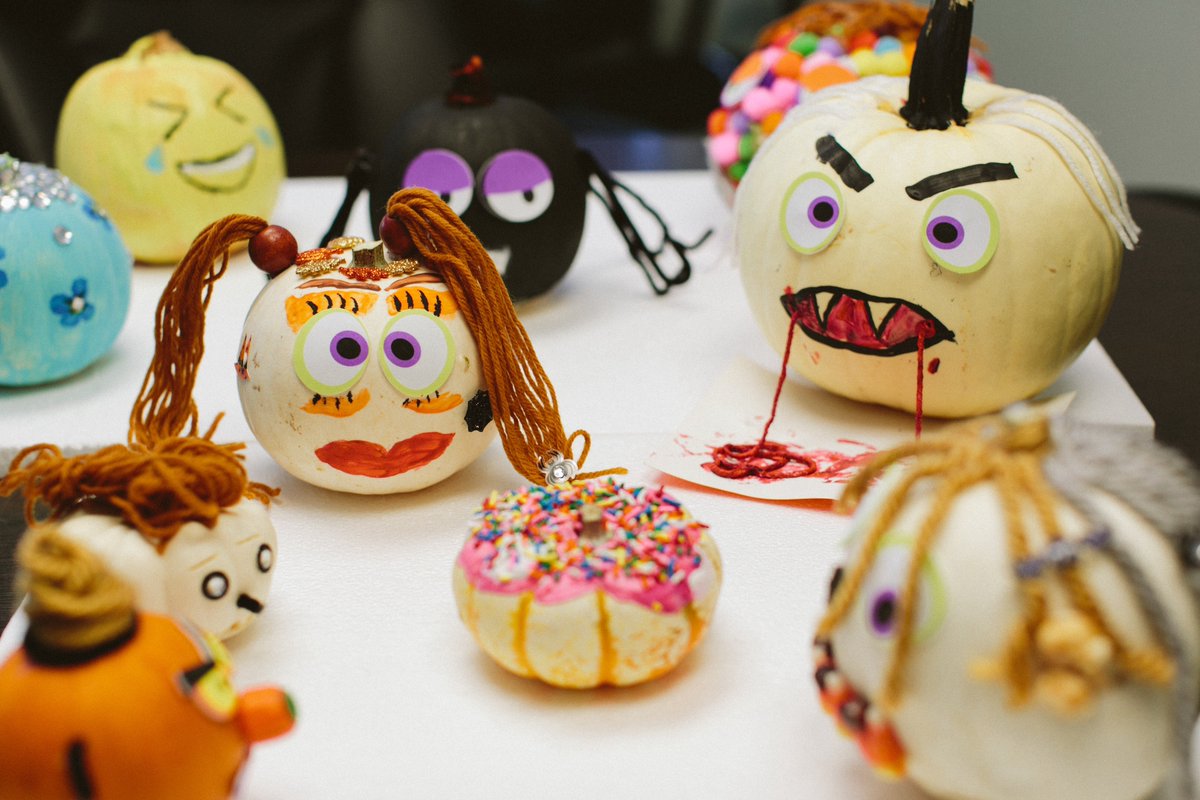 NoiTran's tweet photo. It's Friday!!! #FranklinStAtl got crafty decorating pumpkins! What's your wkend plans? @FranklinST_llc  #workhardplayhard #workculture https://t.co/p5p32o2SSh
