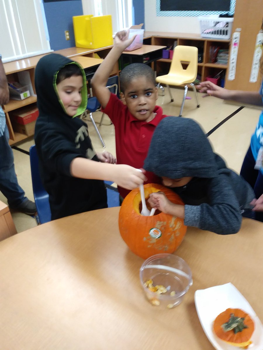 myexceptionalpk's tweet photo. Using our visual directions to make a jack-o-lantern today for #funfriday 🎃🍁 🍂 @hiddenoaksES https://t.co/ecq0uAvX5L