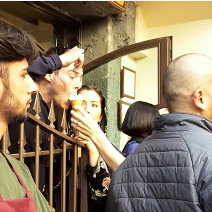 french_cluster's tweet photo. Le cast sur le tournage de l'épisode à Naples 😄 https://t.co/XirrX9XNTD