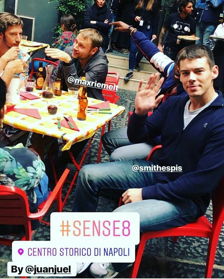 french_cluster's tweet photo. Le cast sur le tournage de l'épisode à Naples 😄 https://t.co/XirrX9XNTD