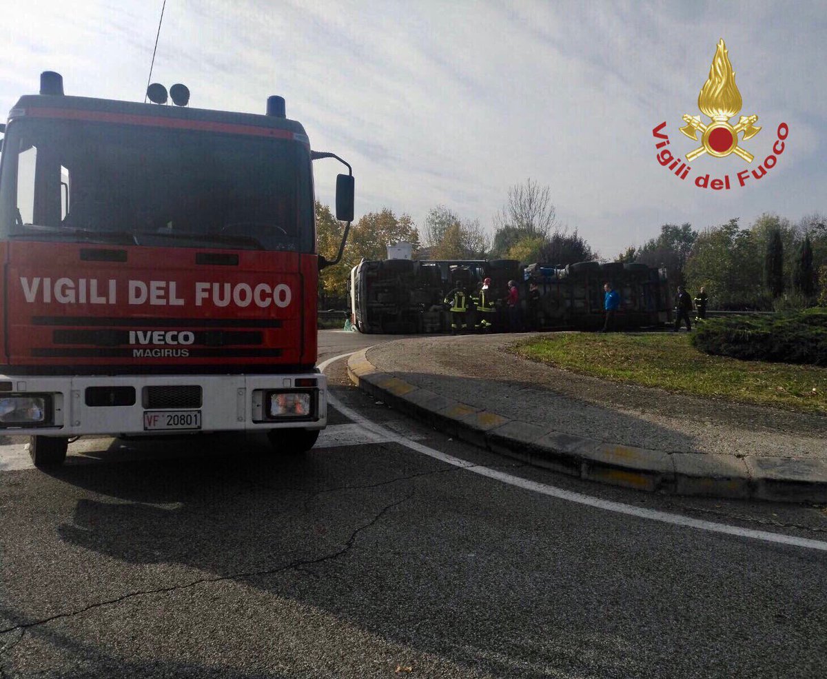 vigilidelfuoco's tweet photo. #Castelfranco (MO) #27ott 13:30, #vigilidelfuoco intervenuti per cisterna ribaltata carica di idrogeno compresso https://t.co/ed0dRZ6URq