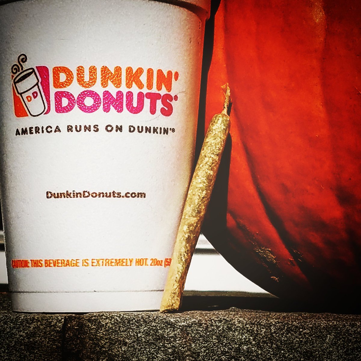 SmokinOG_203's tweet photo. Love Fall 🍁🍯😤🍂🍃🙏
#weed #marijuana #wakenbake #getlifted #smoke #fall #pumpkin #dunkindonuts  
#rawpapers #rollup #joints 
#hightimes #thc https://t.co/N4l7lFf3zA