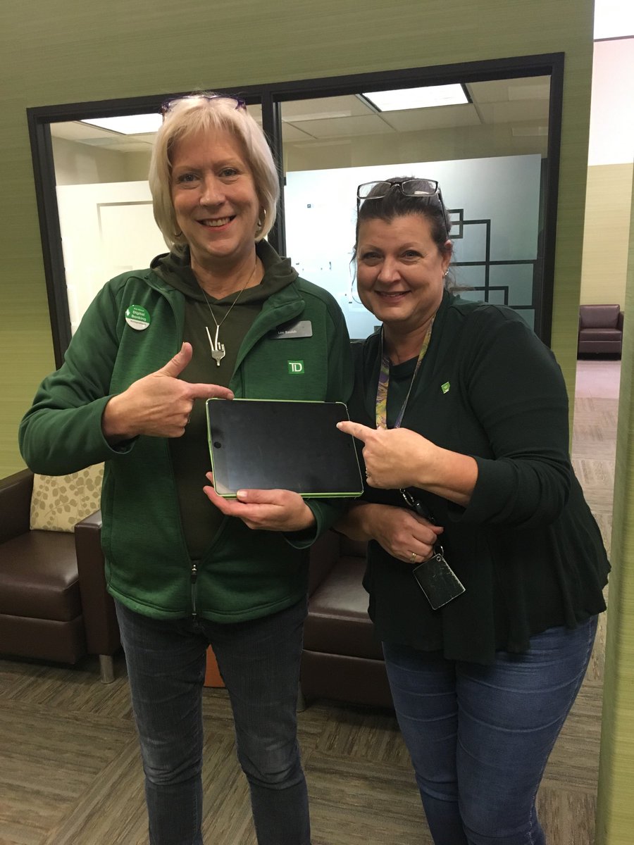 LeeBeeTD's tweet photo. #customerconnectionday Fighting over the iPad cause digital education is where it’s at! #GTgoesdigital https://t.co/m6E437u357