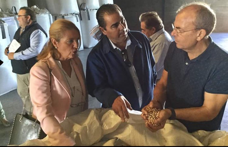 JuanParejoFdez's tweet photo. Seguimos #SectorAsector #TeEscuchamos👂 #RutaSocial @ppextremadura Con #PresidenteMonago https://t.co/ZtUY3LdzOO