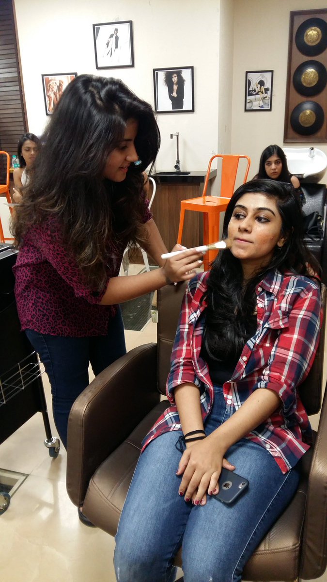 MyGlamm's tweet photo. Our MUA Ayesha gives the lowdown on #MakeupThatMultitasks to the guests at the soiree. #ItsMyGlamm https://t.co/1DmXAbmJX6