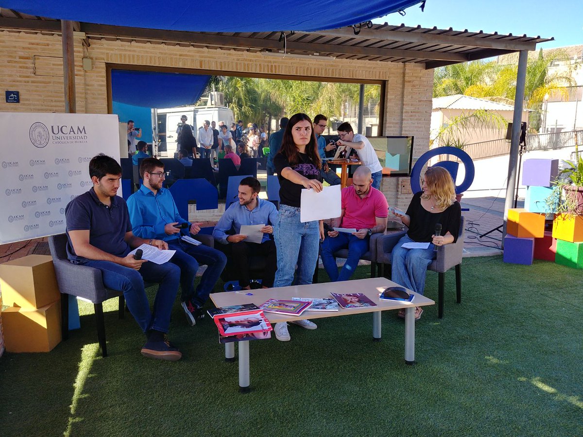UCAM_ERTV's tweet photo. #programasdeentretenimiento #ucam #comunicacionaudiovisual #periodismo Practica de debate con unidad movil https://t.co/Tq16vEHskI