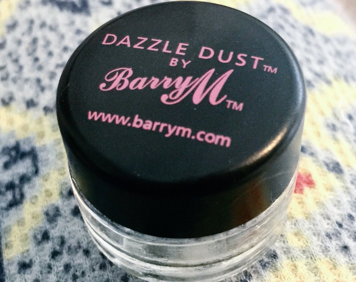 cosyfwog's tweet photo. Still so in love with my @BarryMCosmetics Dazzle Dust in Apollo #dazzledust #barrym #makeup #glitter #highlighter #love https://t.co/HWjqSiHwgO