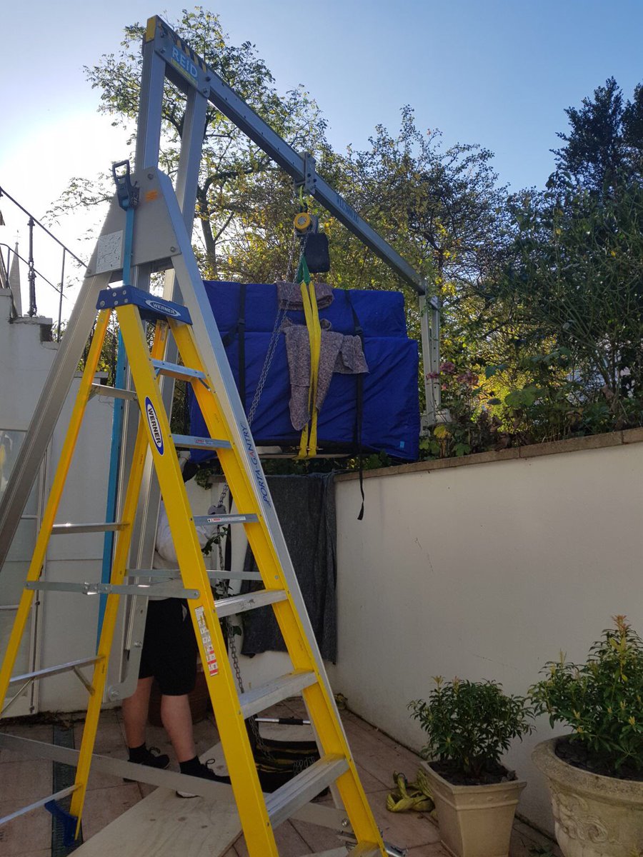 PianoLogistics's tweet photo. Only just made it over the wall, 15ft drop the other side #piano #pianomovers #pianoremovals #pianologistics.co.uk  #pianotuner #pianolondon https://t.co/SYZIRYkPzR