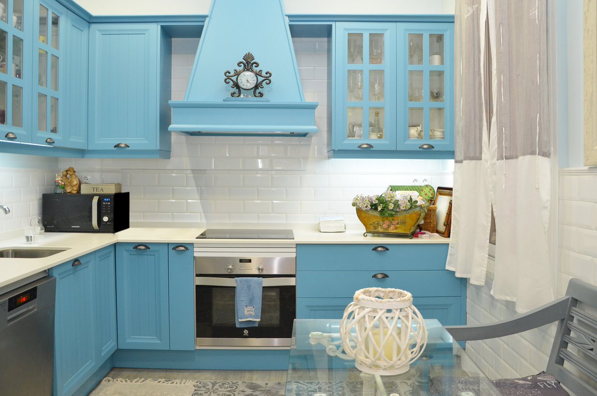 PlanReforma's tweet photo. Ojito a este palacete de estilo clásico ¡Fijaos en la cocina! #felizfinde #reformas #decofan https://t.co/170aRd1YvE