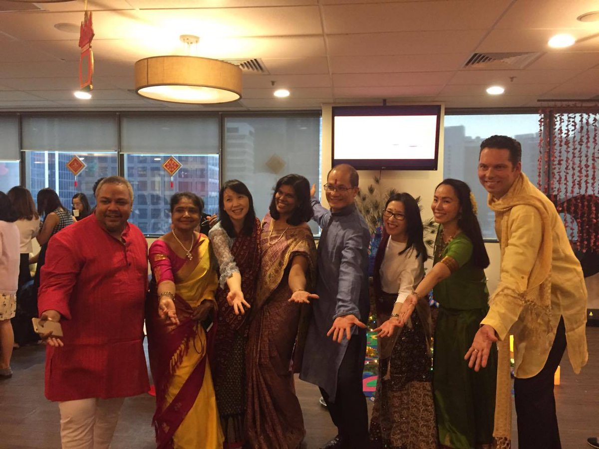 PwC_Singapore's tweet photo. Good food, good dancing &amp; great company to celebrate together #Deepavali2017 w/ our colleagues frm around the world. #XperiencePwCsg https://t.co/5hcQM4Vv3Q