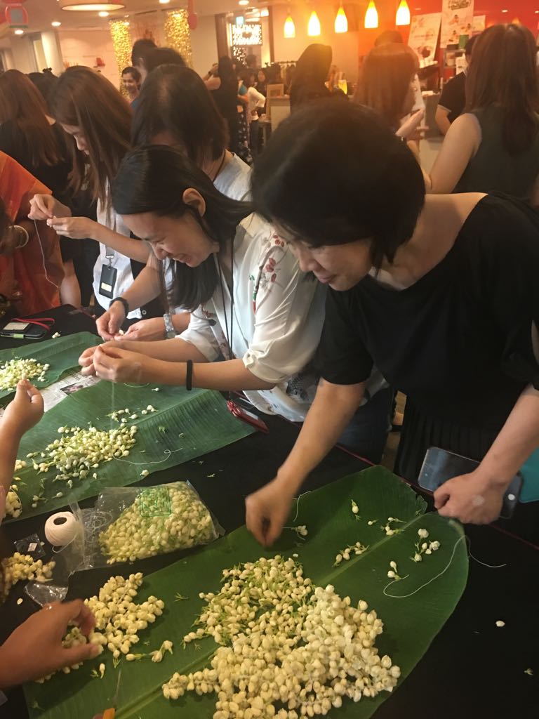 PwC_Singapore's tweet photo. Good food, good dancing &amp; great company to celebrate together #Deepavali2017 w/ our colleagues frm around the world. #XperiencePwCsg https://t.co/5hcQM4Vv3Q
