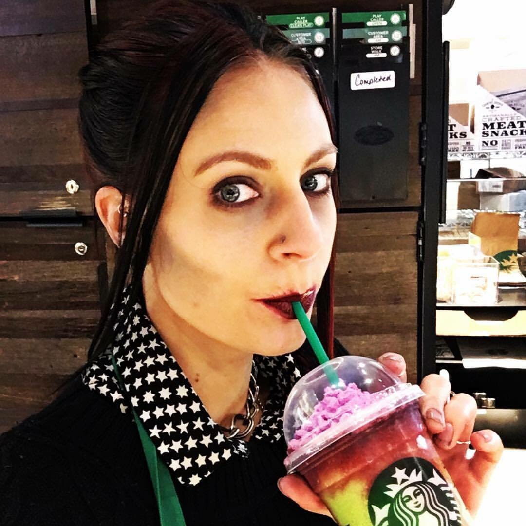 VictorStarbucks's tweet photo. get it before it’s gone / October 26th-31st 💚😈♥️ #ZombieFrappuccino #Starbucks https://t.co/rAERfjVZut