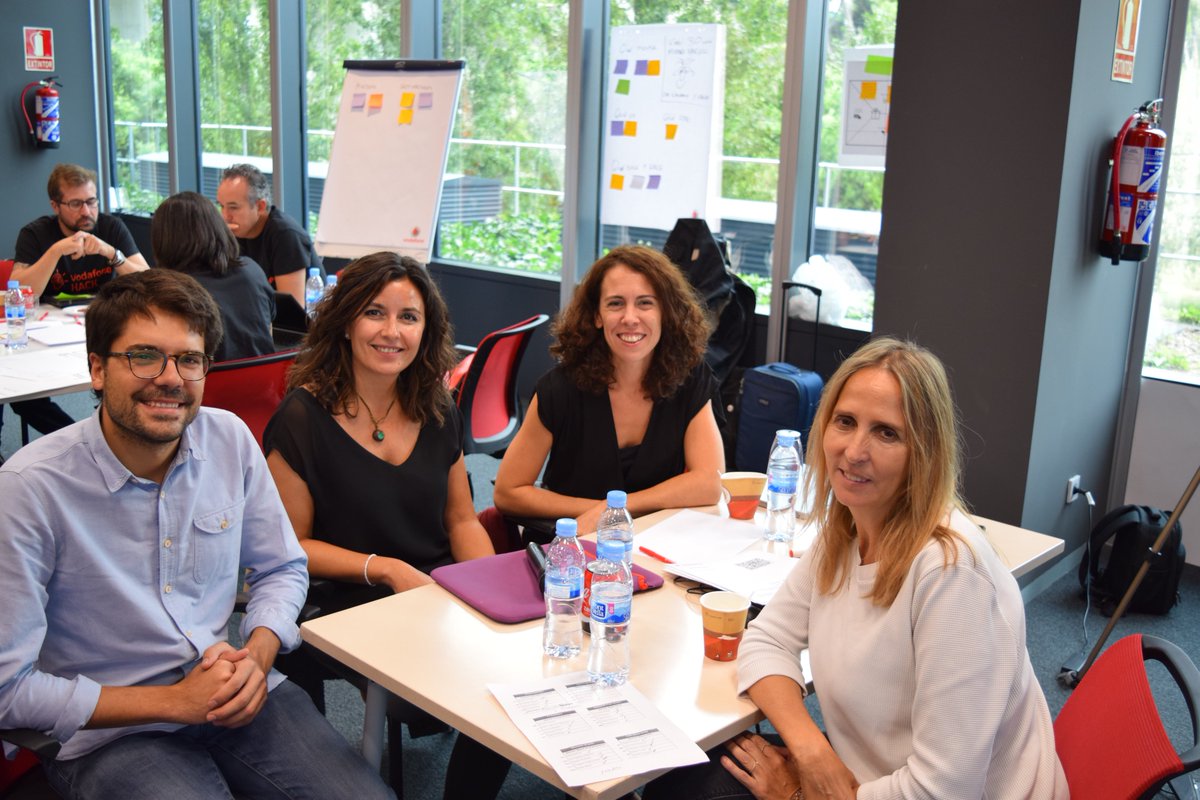 pensaralreves's tweet photo. Tuvimos el placer de organizar y dinamizar Vodafone Hack ¡Una gran experiencia con participantes llenos de talento! 
https://t.co/siLKPe0KsZ https://t.co/jO5rAwTzoN