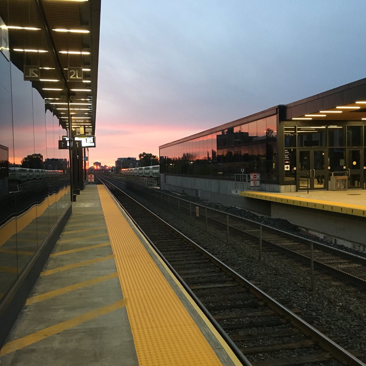 UP and off to @popcancrit this morning.
.
.
.
#upexpress #toronto #pinksky #canadianarchitecture #designbusiness