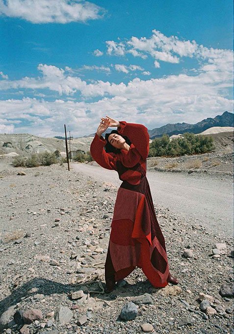 pmartists's tweet photo. #InaLekiewicz styles #RedDesert for new #VogueUkraine https://t.co/K09JbWkn2G