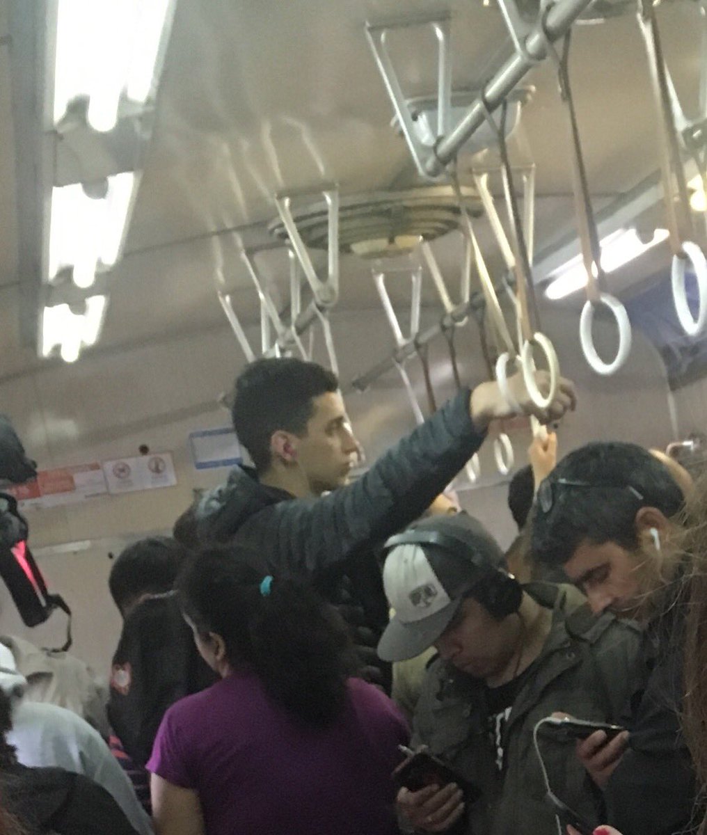 Estas yendo a laburar tranquilo y te lo encontras a Cerminato en el tren, todo muy normal <a href="/CASLABasquet/">CASLA Básquet</a> <a href="/leancerminato/">Leandro Cerminato</a>
