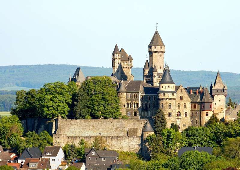 proxipedia's tweet photo. Ab sofort kann die spannende Historie des #Schloss #Braunfels mit PROXIPEDIA entdeckt werden! 👍  🏰  #digkv https://t.co/YVOuzUIAaE https://t.co/07jjinp2jJ