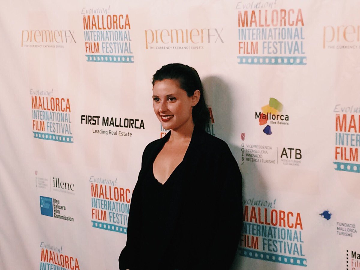 lauradelaisla's tweet photo. Anoche fue la gala de apertura del 6º @EVOLUTIONIFF ✨ ¡Gracias por una noche preciosa! Nos quedan 9 días de cine. #emiff2017 https://t.co/rqmrL5v0g4