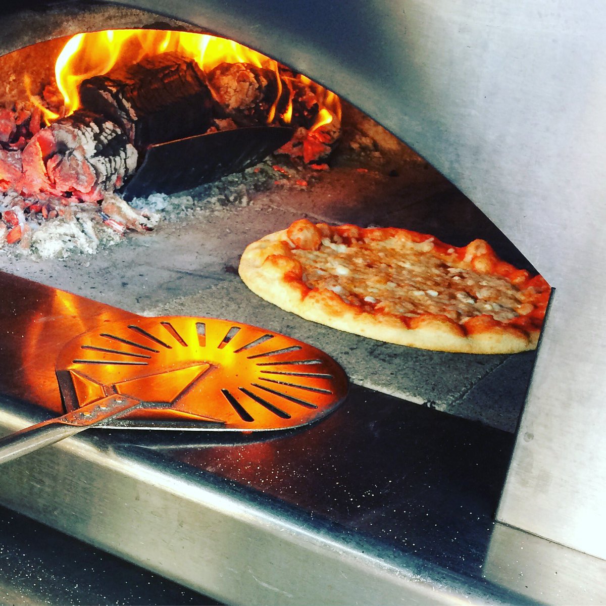 PizzaaMano1's tweet photo. It's Friday, it's sunny &amp; we have pizza 😎at DevonshireDore from 4pm #freshwoodfired #Sheffieldissuper #independentsheffield #sheffafter5 https://t.co/jDqVfzHII7