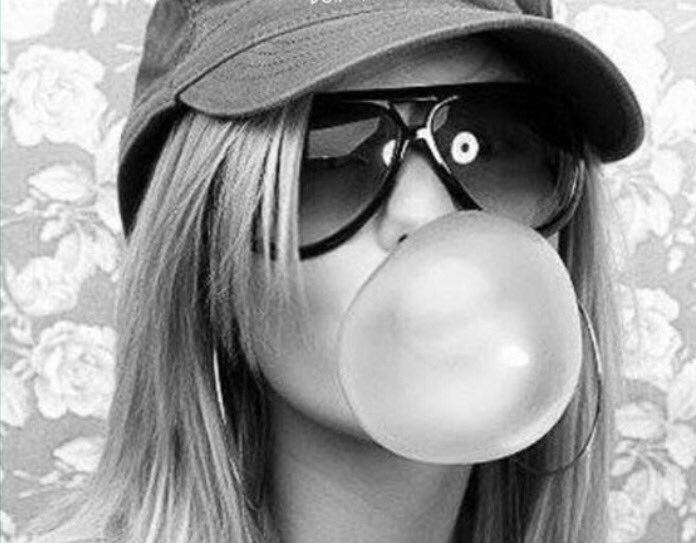 Девушка надувает жвачку картинка