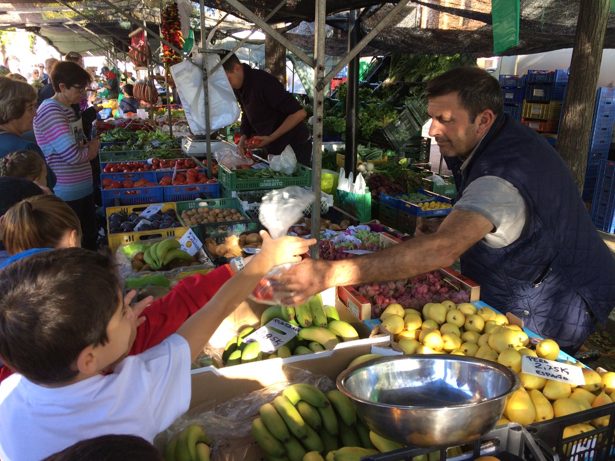 cide1966's tweet photo. Els alumnes de 1r de Primària han fet aquest matí una sortida al mercat de La Vileta. #compram #fruites #verdures #sortides https://t.co/xRL48602Ji