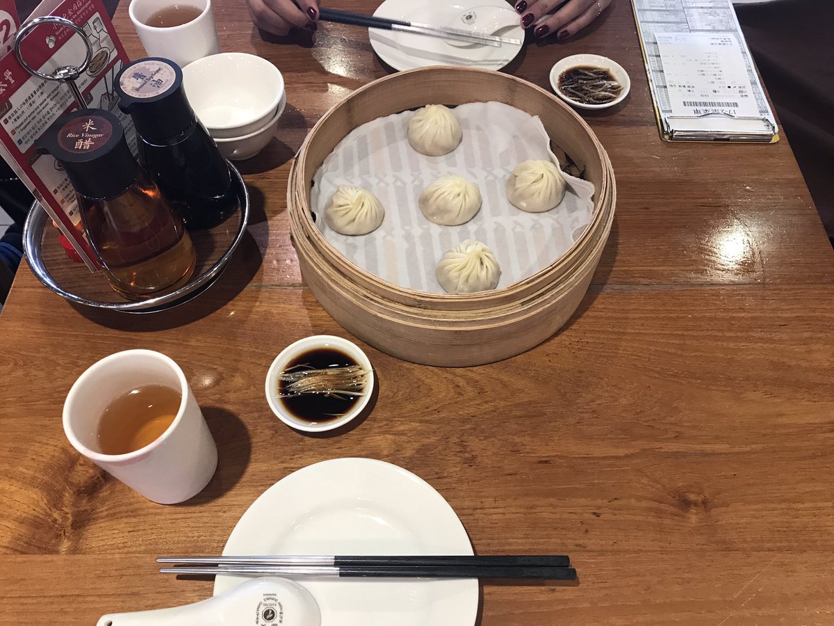 Anela2428's tweet photo. 二泊三日の台湾旅行🛫🇹🇼が素敵すぎた🤤💕🤤💕1日目は昼から免税で買い物して、士林夜市で沢山��べ飲みして2日目は台北101に行って鼎泰豊の小龍包食べて茶葉買えて九份で綺麗な夜景をみて🤤🌌🌌🌌なんて素敵な夏休みだったんだろ。夏休みをくれた会社に感謝しなきゃ😂😂💖 https://t.co/fOYRPC1dAm