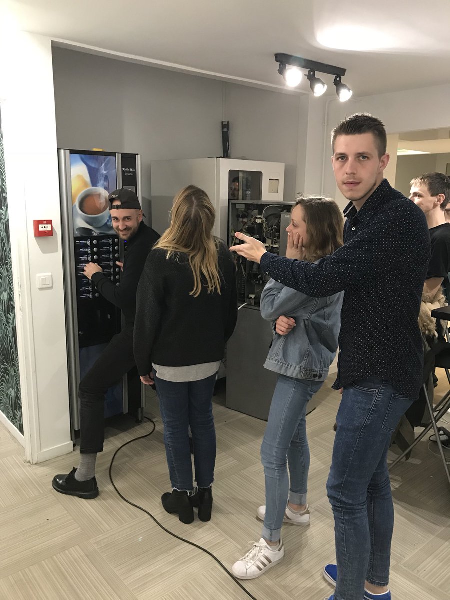 ValentineJoub's tweet photo. Quel ennui d’attendre devant la machine à café #Freepik  #HackECVDigital @LuciePouderoux @ClaireBartoux @JulienReysset https://t.co/DbUrsP7fx6