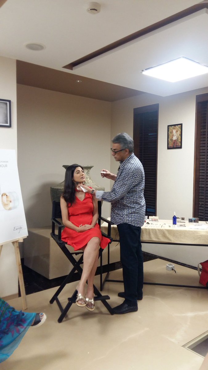 MyGlamm's tweet photo. Get your contouring game on point with celebrity MUA Cory Walia @ our masterclass. #ItsMyGlamm #MakeupThatMultitasks https://t.co/kGqkqmVL8G
