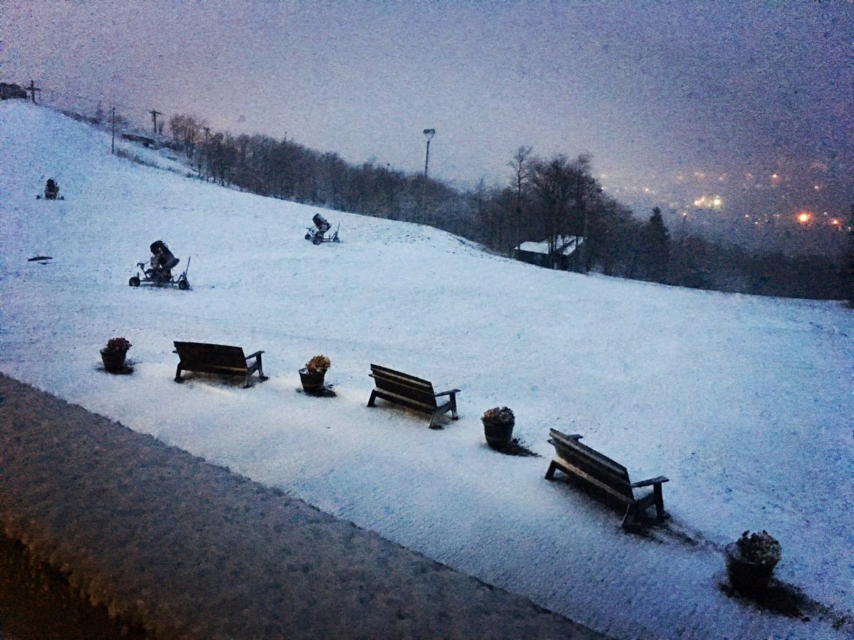 spiritmtduluth's tweet photo. A bit more winter-like on the hill this morning! #firstsnow #winteriscoming #Duluth #onlyinmn #swapweekend #snow #winter #mnbestskitown https://t.co/kUDkK7ndMq
