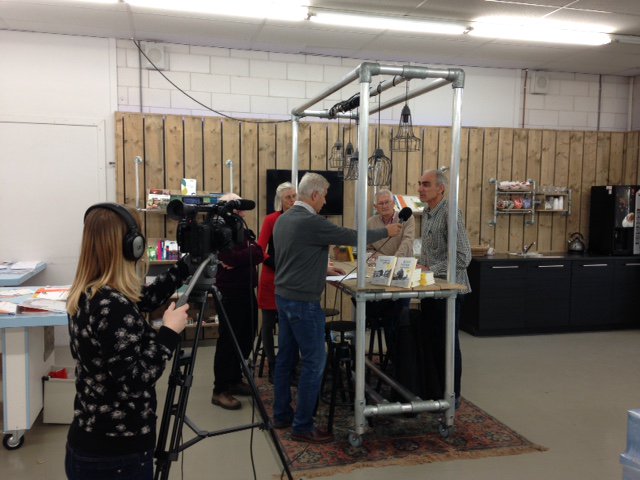 KempenComm's tweet photo. Camera's in de drukkerij! Ter promotie van een van onze projecten: het nieuwe Horster woordenboek! Lees meer via > https://t.co/bTQYtlSJJU https://t.co/qaOVMTvidR
