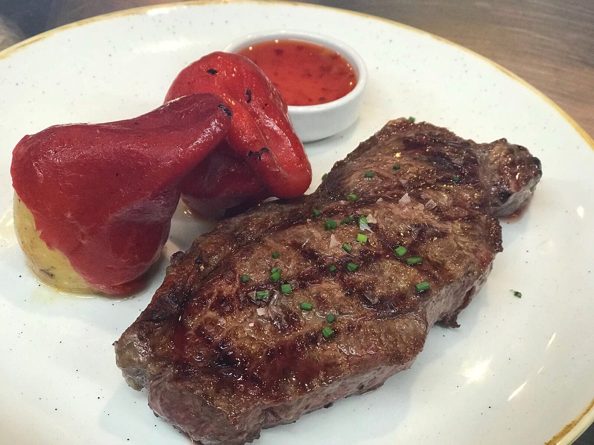 Entrecotte de Ternera con Patatas al Caliu y Pimientos del Piquillo 🌶👌 #restaurant #mirandoalmar #maremagnum #barcelona #catalunya #comida