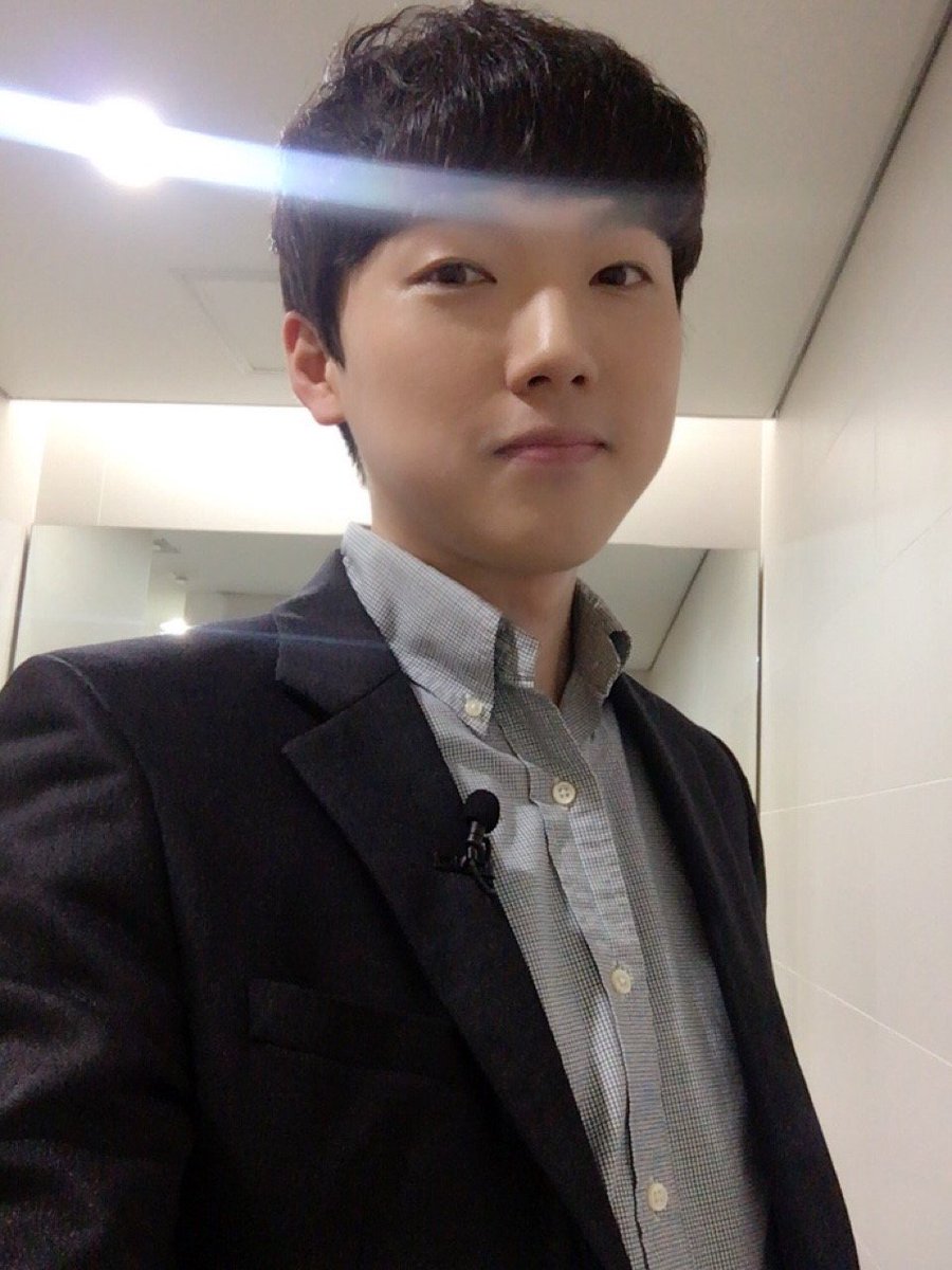 forestella_fan's tweet photo. #포레스텔라 멤버분석 2.
이분은 장르파괴싱어 #강형호 님이십니다! 소프라노 고음, 락고음, 발라드, 심지어 중저음까지 넓은 음역대와 풍부한 음색을 가지고 계신데 본업은 인텔리한 화학 연구원이시죠. 매력 넘치는 팔색조 같은 분입니다! https://t.co/l1KPT64FR3