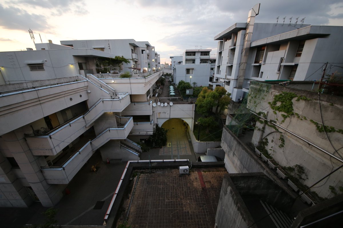 Bigfield 街中に突如現れる 空中都市 坂出人工土地 人工地盤の上に市営住宅が その下の地上面には駐車場や商店が立ち並ぶ 街区そのものが重層構造という画期的な取り組みだが 現在は空き家が目立ち人気もない だがその雰囲気が立地と相まって 現実版 Bigfield 街中に突如現れる 空中都市 坂出人工土地 人工地盤の上に市営住宅が その下の地上面には駐車場や商店が立ち並ぶ 街区そのものが重層構造という画期的な取り組みだが 現在は空き家が目立ち人気もない だがその雰囲気が立地と相まって 現実版