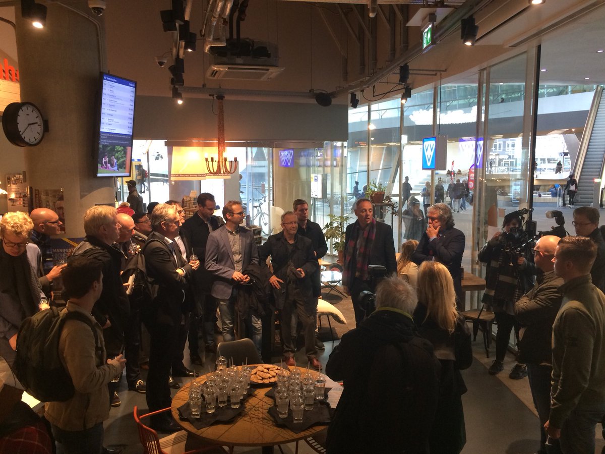 En we gaan los!Wethouder <a href="/ronkonig/">Ron König</a> en vz. PBA  <a href="/GVelthuizen/">Gerard Velthuizen @gerardus.bsky.social</a> de juryleden verkiezing #bestebinnenstad hartelijk welkom in Arnhem!