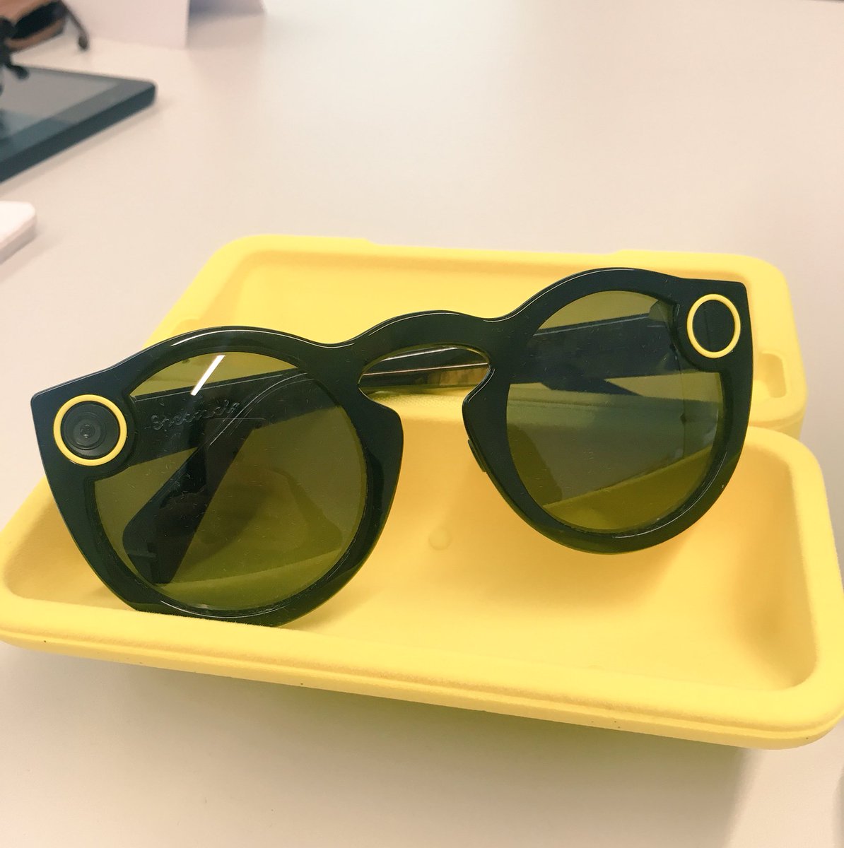 tripatcia's tweet photo. Kamera trifft Brille. #Spectacles #speechless 😎🎥 https://t.co/8yMryfctCx