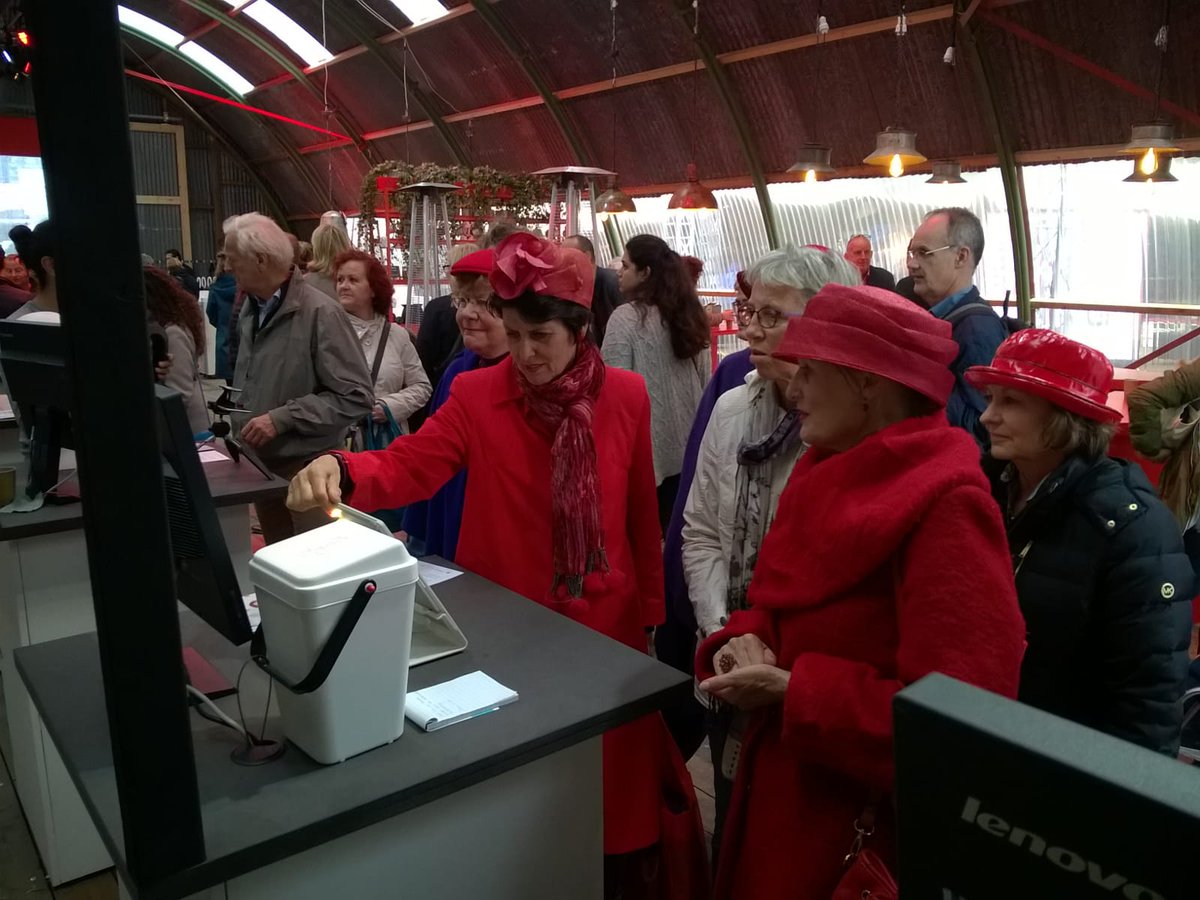 edwindekuiper's tweet photo. Deze dames bekijken de Heartbloom van Rogier Arents. Deze app leest je hartritme en vertaalt die in een bloemvormige grafiek. #ddw17 #bll17 https://t.co/fLnXEbrElf