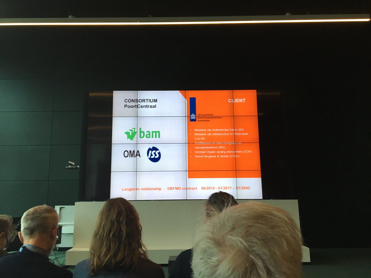 Volle zaal bij press preview #Rijnstraat8 door #BAM, #OMA en #ISS. Straks ook rondleiding door het gebouw en <a href="/HofhouseDenHaag/">Hofhouse</a>.