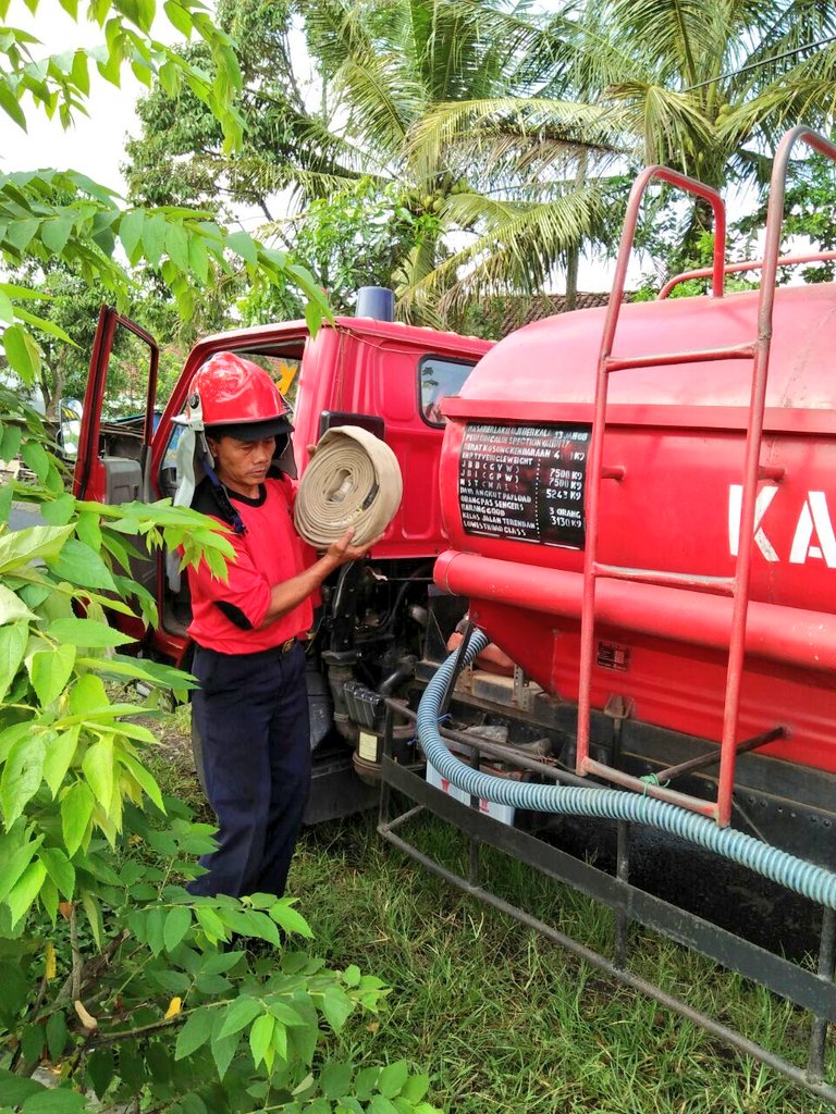 firmansanyoto's tweet photo. "Pantang Pulang Sebelum Api Padam" PMK @kecgenteng Berjibaku Padamkan Kebakaran Rumah Budi Prastiyo Sragi 2/2 @Kec_Songgon
@a_azwarnas https://t.co/Nmm8iLPABC