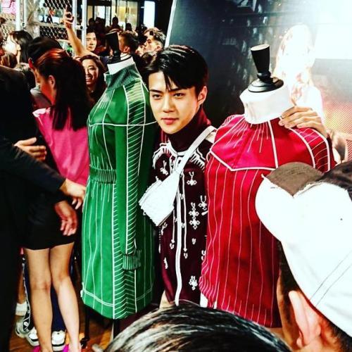 SMTOWN_WORLD's tweet photo. [EXO INSTAGRAM UPDATE] 171027 leonlamb: #vltn #vltnhk #valentino #masionvalentino... https://t.co/UnU2LAwtqr