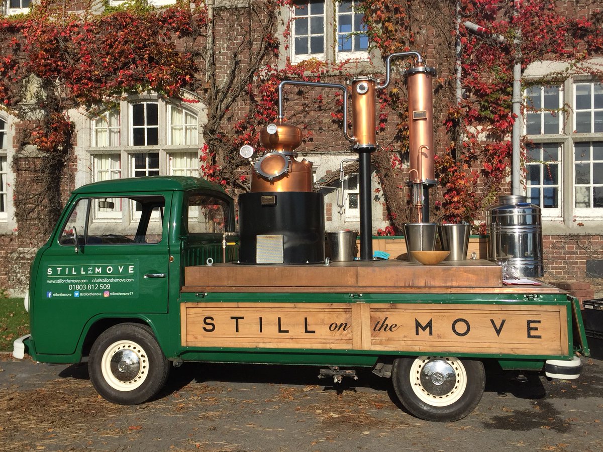 DevonDistillery's tweet image. #Spooktacular @discoverhannahs making Hannah’s Gin with Chuckleberries!! #wheresginny #craftgin #whatsachuckleberry! 😂